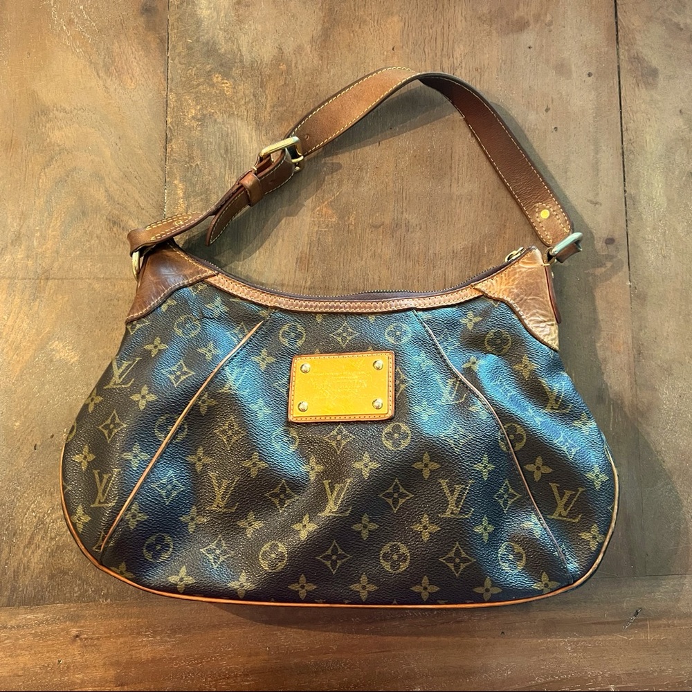 LOUIS VUITTON
Beautiful Authentic Monogram Canvas Thames GM Bag